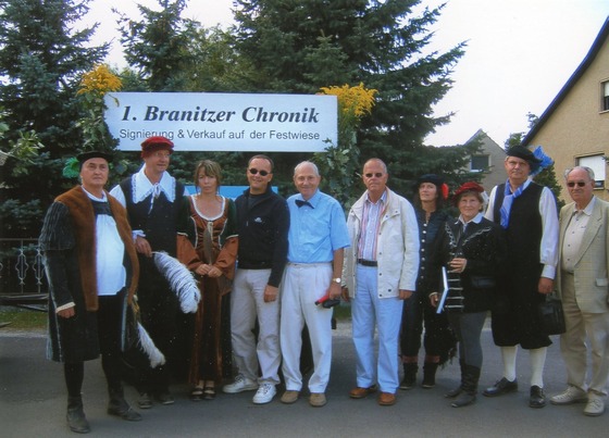 Autoren der Ortschronik und Umzugsteilnehmerinnen, teilweise in historischem Gewand, v.l.: Manfred Kunath, Uwe Klutentreter, Kerstin Lenz, Clemens Hager, Dr. Hartmut Schatte, Martin Stricker, unbekannt, Irmtraud und Dr. Bernd Wegner, Siegfried Neumann, Foto Schatte, 2009